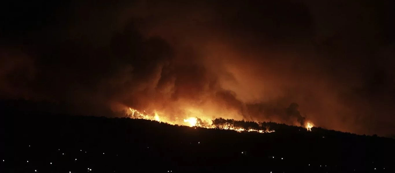 Ολονύχτια «μάχη» με τις φλόγες σε Αττική και Κορινθία - Επιχειρούν εθελοντές και στρατιώτες - Πύρινος κλοιός στα Μέγαρα